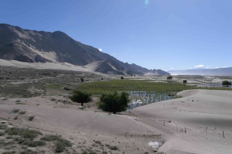 Písečné duny a hory v okolí řeky Brahmaputra