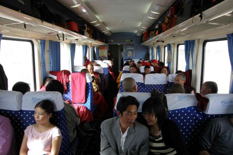 Číňané, Tibeťané, mniši ve vlaku do Lhasy