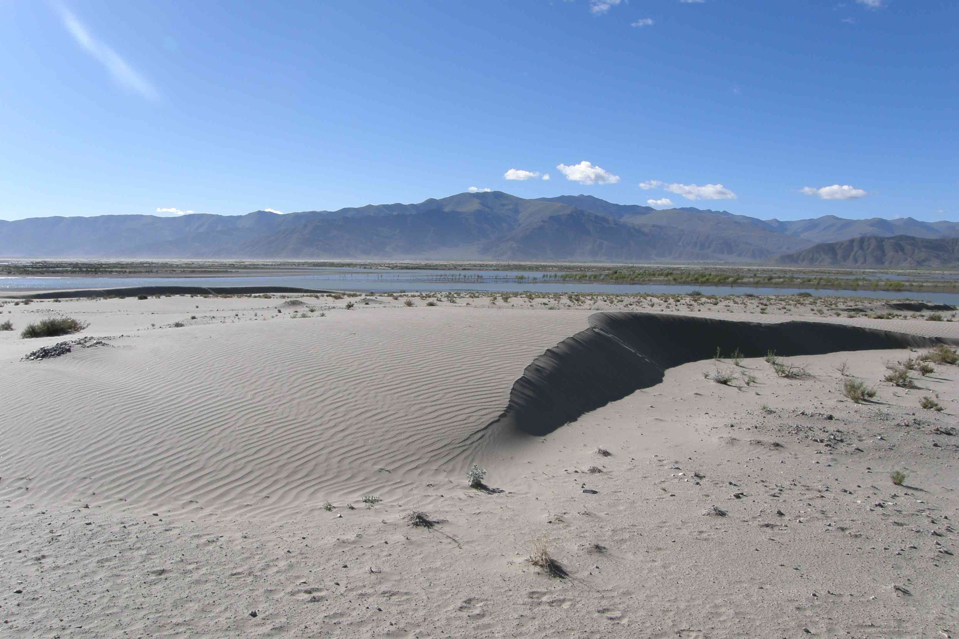 Koryto řeky Brahmaputra v pozadí Himaláje