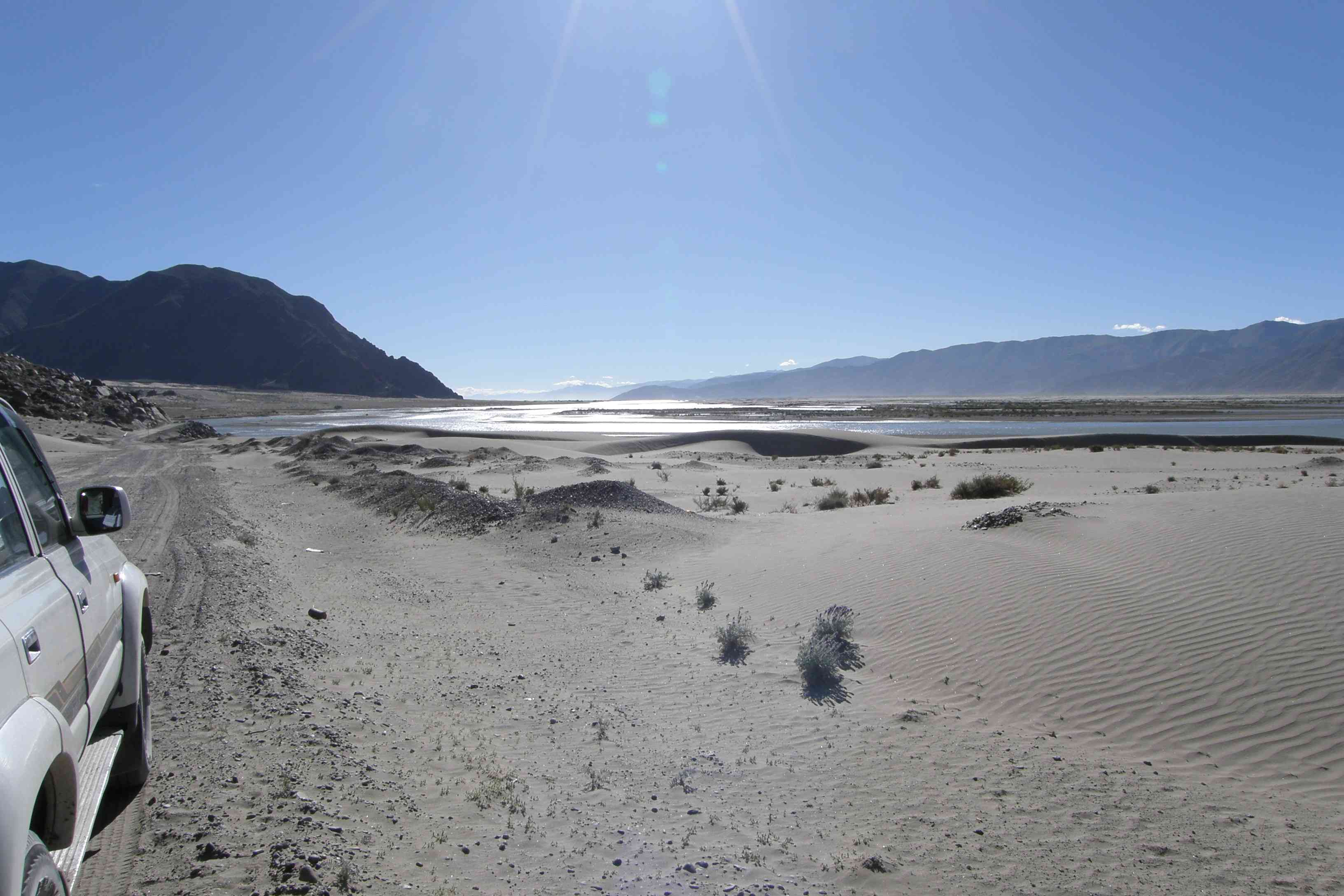 Koryto řeky Brahmaputra v pozadí Himaláje I.