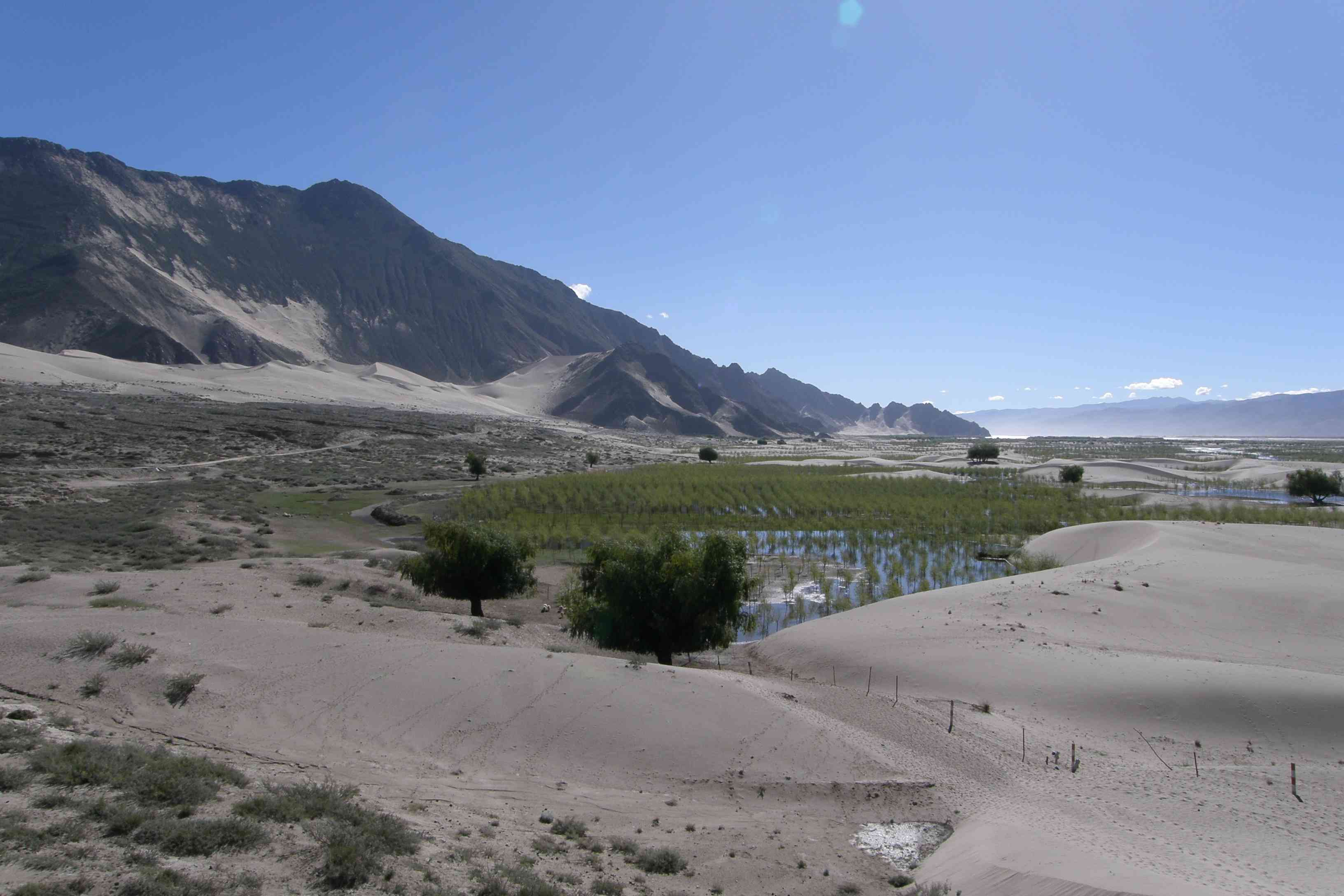 Písečné duny a hory v okolí řeky Brahmaputra