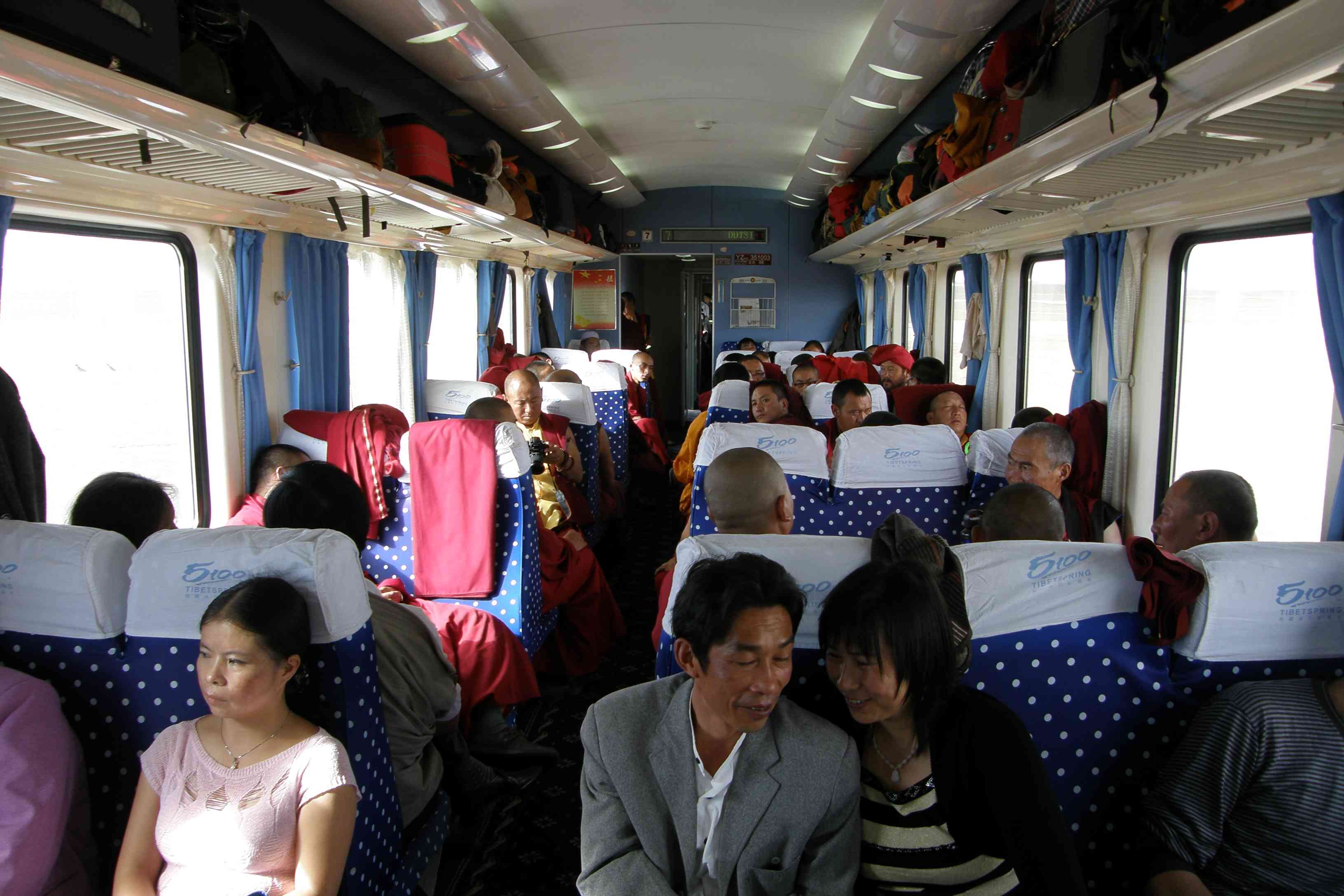 Číňané, Tibeťané, mniši ve vlaku do Lhasy