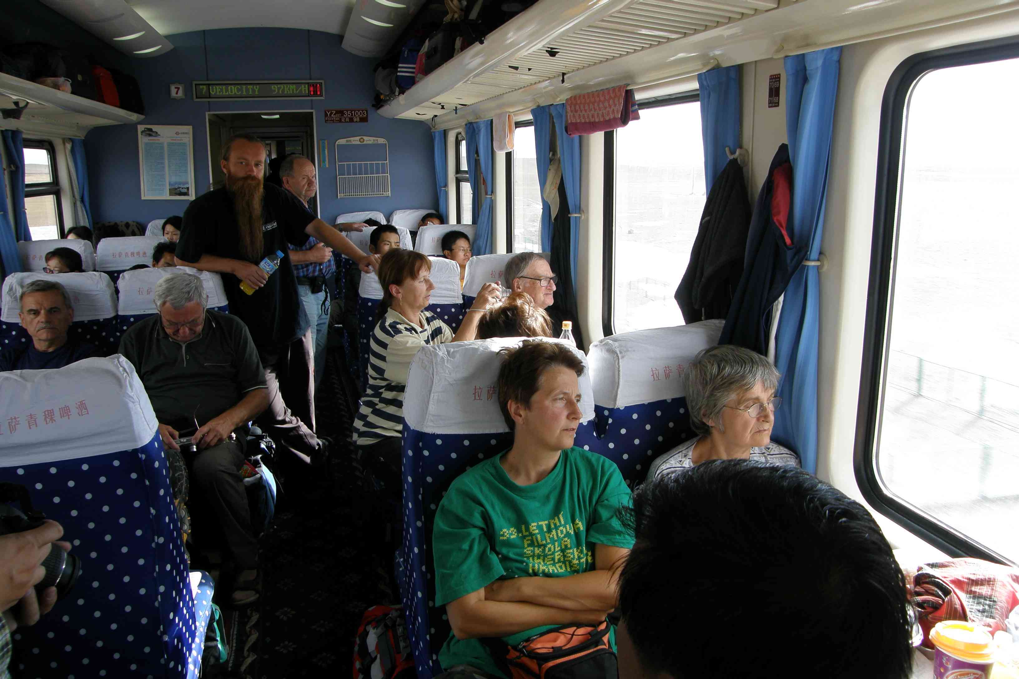 Interiér vlaku s účastníky expedice