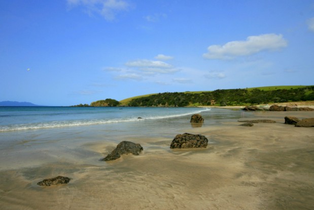 discover-anchor-bay-taawharanui-beach-rocks.jpg
