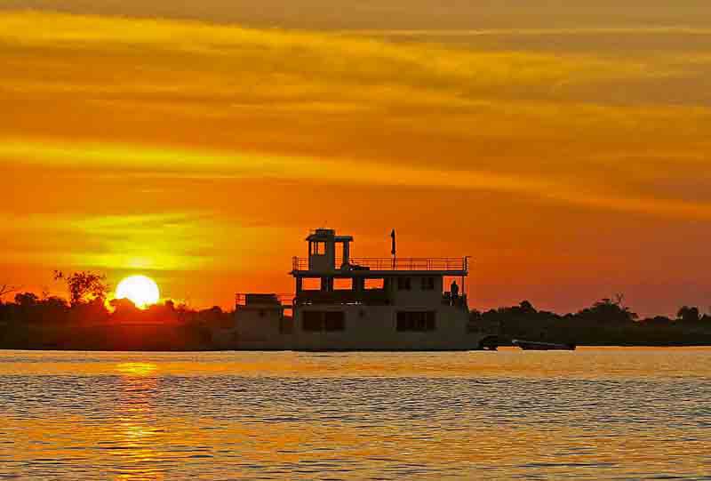houseboat-sunset-chobe-4147-web1.jpg
